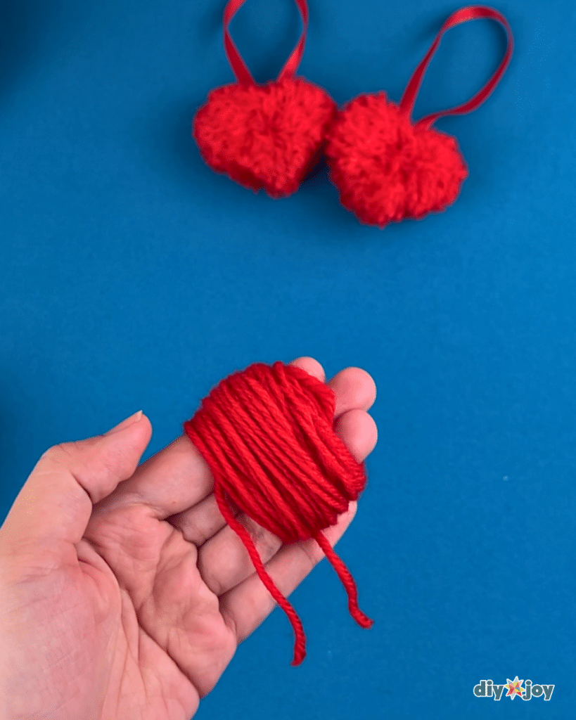 how to make a pom pom with yarn