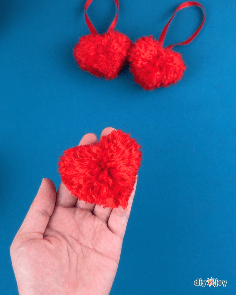 how to make a yarn pom pom