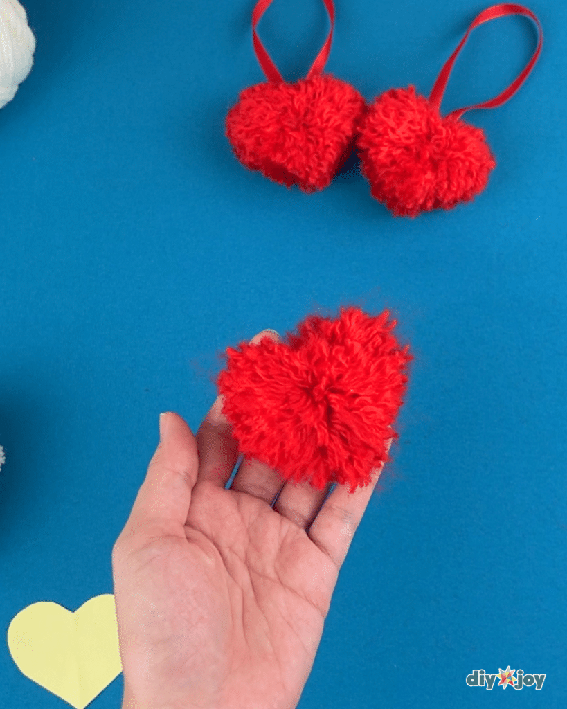how to make pom poms out of yarn