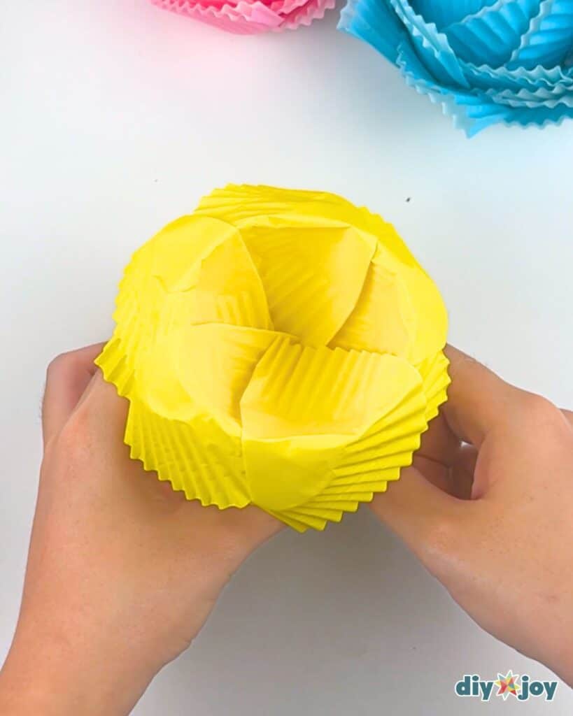 how to make a paper flower using a glass and cupcake liner