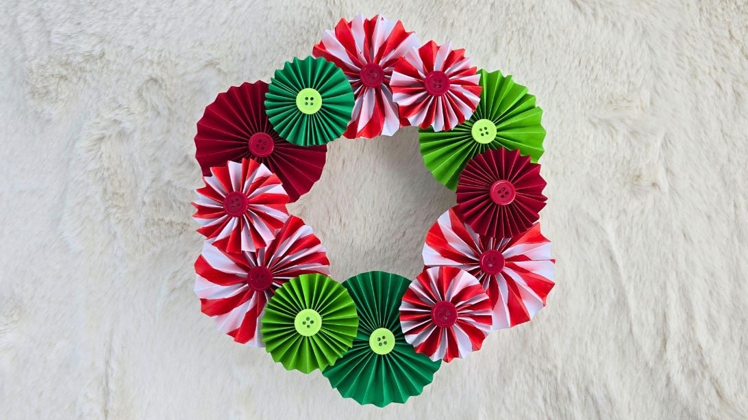 Easy Paper Christmas Wreath - Cheap DIY Christmas Decor