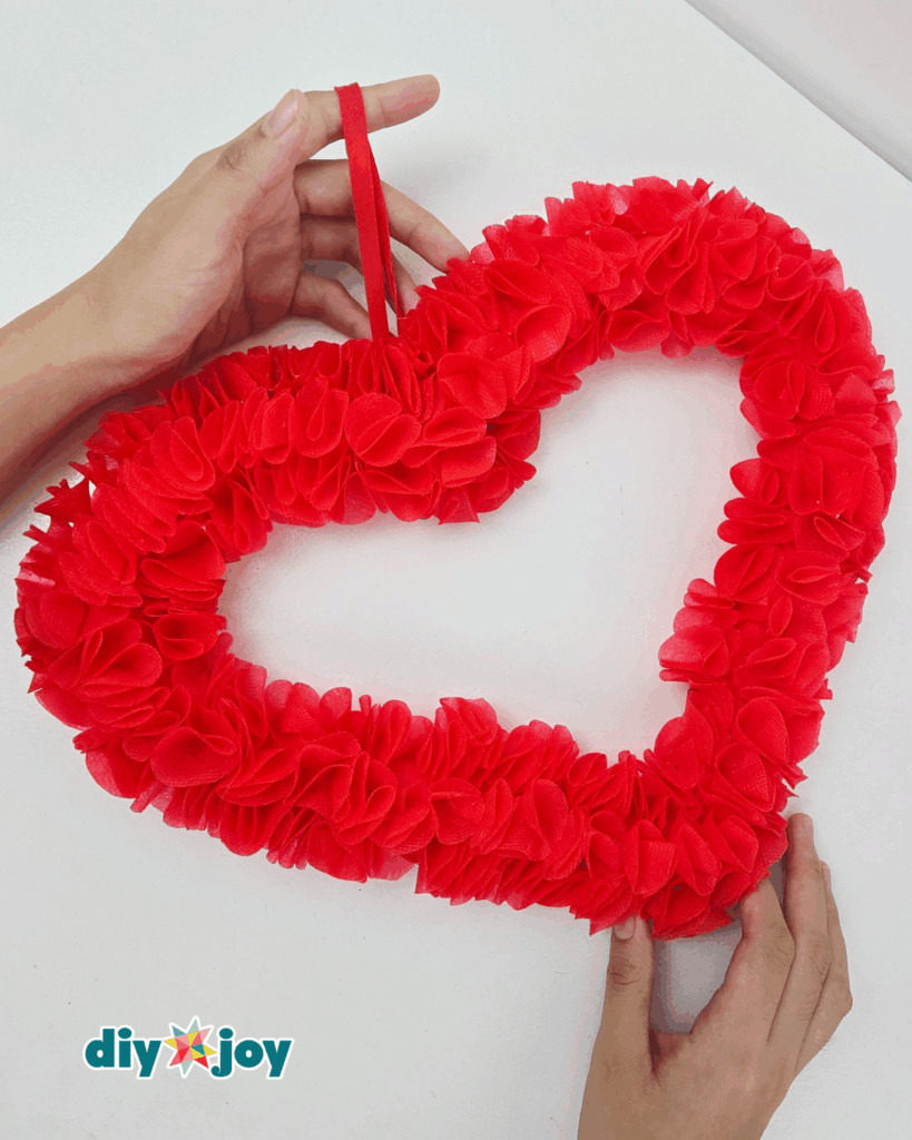 Easy Valentine&rsquo;s Day Heart Wreath Using Eco Bags
