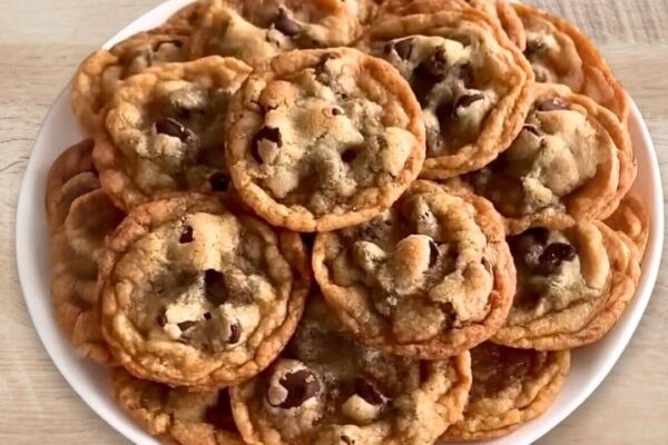 10-Minute Mini Chocolate Chip Cookies, homemade and freshly served