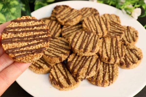 3-Ingredient Crispy Cookies, homemade and freshly served