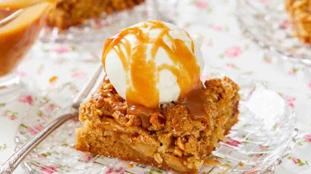 3-Layer Apple Pie Blondies, homemade and freshly served