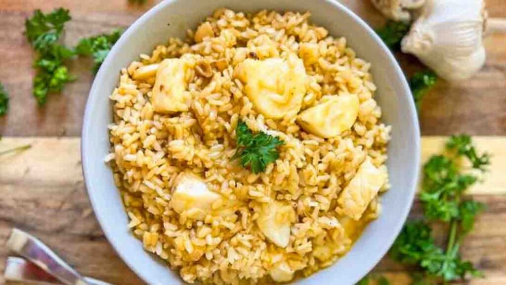 30-Minute Garlic Rice with Fish, homemade and freshly served
