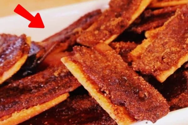 4-Ingredient Crunchy Candied Bacon Crackers, homemade and freshly served