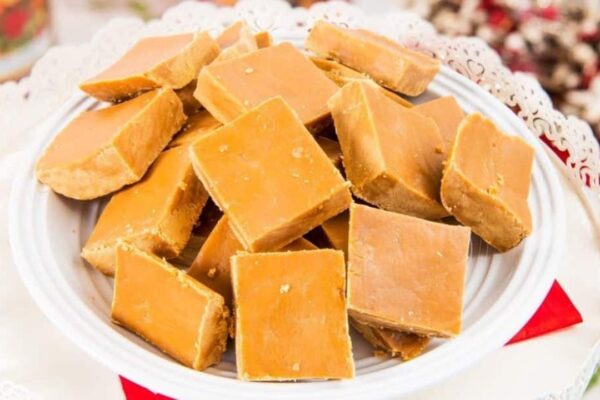 4-Ingredient Easy Fudge, homemade and freshly served