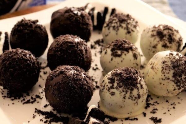 4-Ingredient No-Bake Oreo Chocolate Cheese Balls, homemade and freshly served