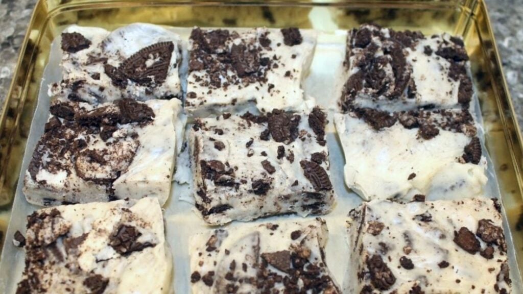 4-Ingredient Oreo Fudge Ready in 10 Minutes, homemade and freshly served