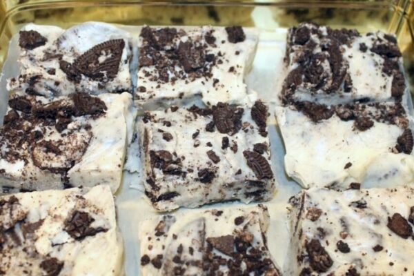 4-Ingredient Oreo Fudge Ready in 10 Minutes, homemade and freshly served