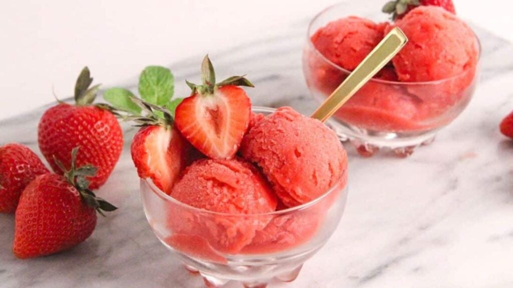 4-Ingredient Strawberry Sorbet, homemade and freshly served