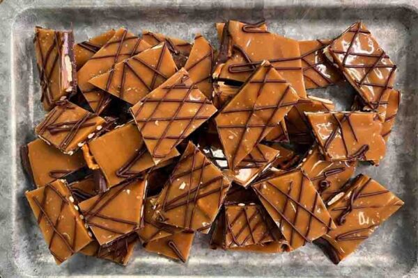 5-Ingredient Salted Caramel Pretzel Bark, homemade and freshly served