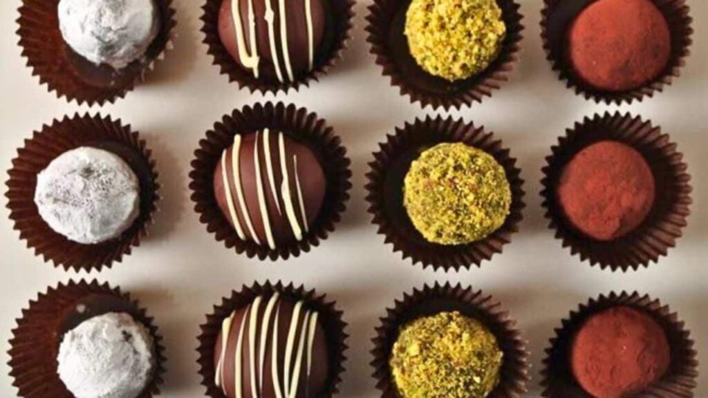 6-Ingredient Old-Fashioned Bourbon Balls, homemade and freshly served