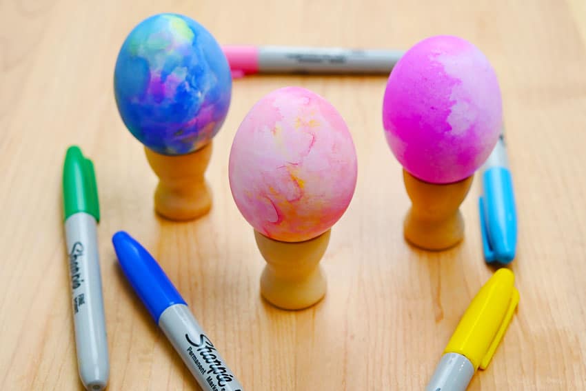 Easter egg decorating ideas — sharpie tie-dye easter eggs, easy egg decorating tutorial