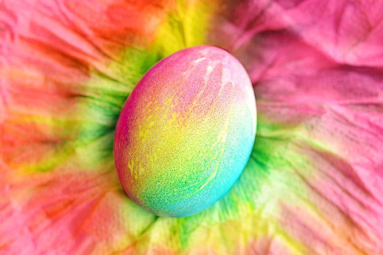 Easter egg decorating ideas — paper towel tie dye easter eggs, easy egg dyeing tutorial