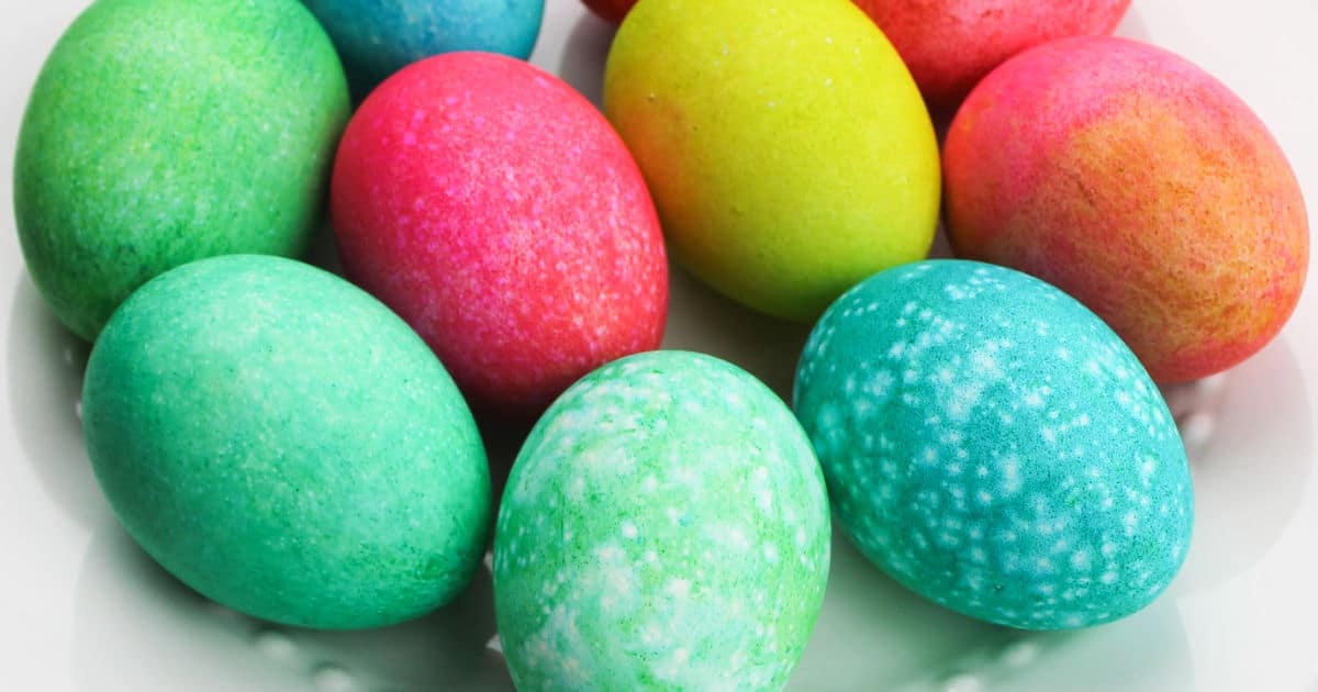 Easter egg decorating ideas — rice shake dyed easter eggs, easy egg dyeing tutorial