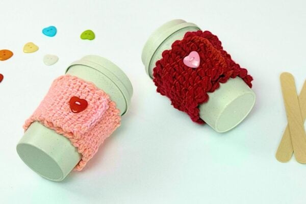Easy DIY Woven Yarn Mug Cozy — easy step-by-step DIY tutorial.