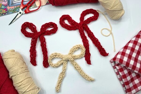 Easy Finger Crochet Yarn Bow Tutorial — easy step-by-step DIY tutorial.