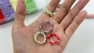 Simple DIY Daisy Bead Rings — easy step-by-step DIY tutorial.