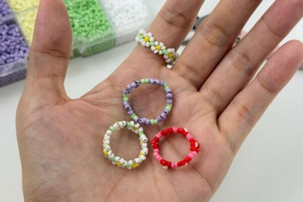 Simple DIY Daisy Bead Rings — easy step-by-step DIY tutorial.