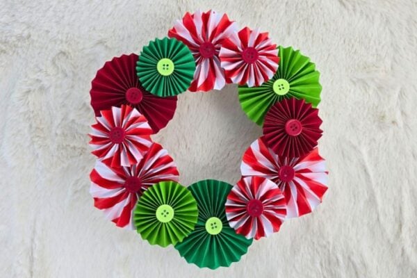 Easy DIY Christmas Paper Wreath — easy step-by-step DIY tutorial.