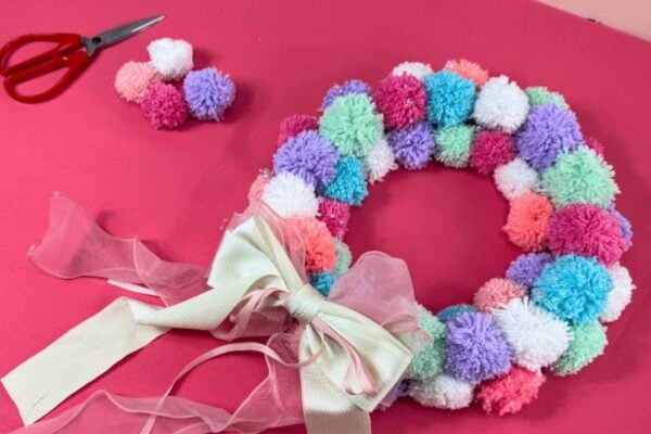 Easy DIY Pom Pom Wreath — easy step-by-step DIY tutorial.
