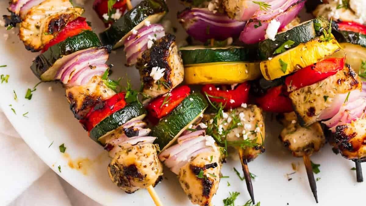 Low fat recipes — grilled chicken kabobs with garlic yogurt sauce, healthy easy recipe