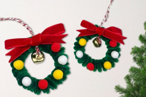 DIY Christmas Ornament With Pipe Cleaners — easy step-by-step DIY tutorial.