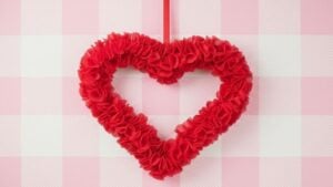 Easy DIY Eco Bag Heart Wreath — easy step-by-step DIY tutorial.