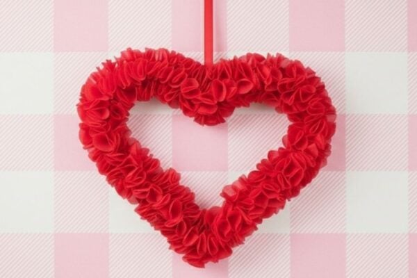 Easy DIY Eco Bag Heart Wreath — easy step-by-step DIY tutorial.