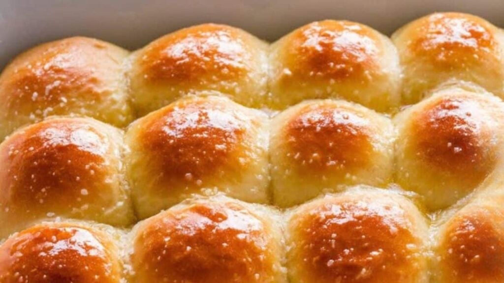 Best Fluffy Dinner Rolls, homemade and freshly served