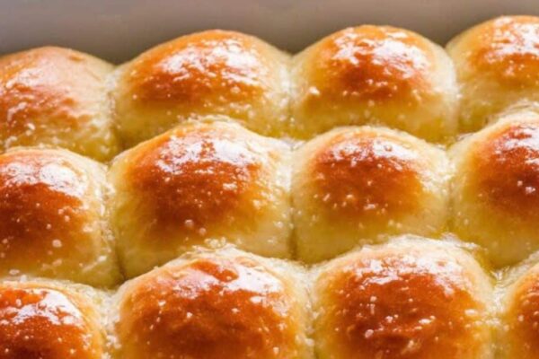 Best Fluffy Dinner Rolls, homemade and freshly served