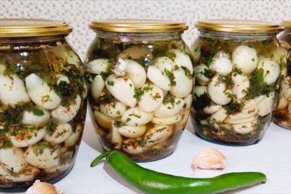 Easy and Delicious Canned Garlic, homemade and freshly served