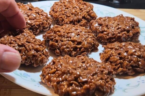 5-Ingredient Chocolate Caramel Crispy Cookies, homemade and freshly served