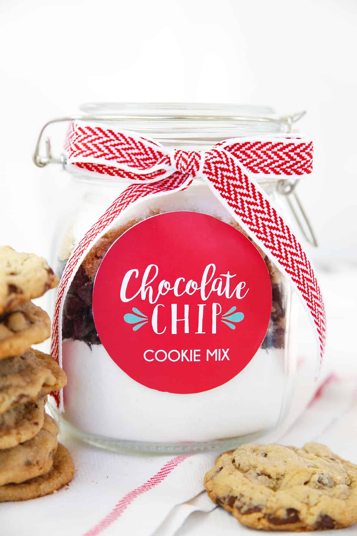 Mason jar gift ideas — chocolate chip cookie mix in a jar, easy DIY gift in a jar