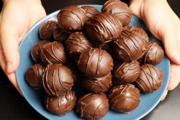 3-Ingredient Christmas Chocolate Balls, homemade and freshly served