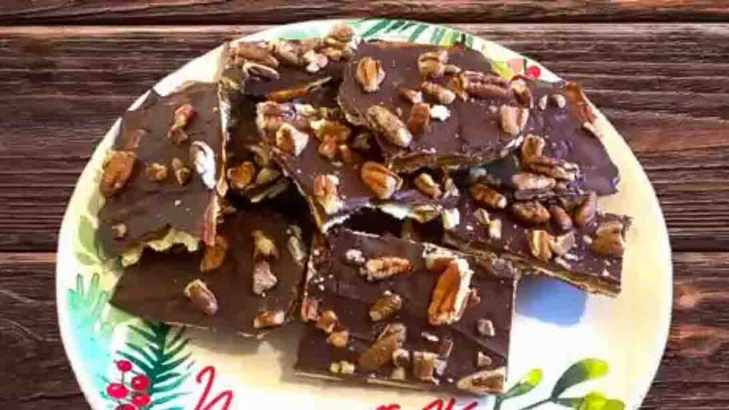 Easy Christmas Dessert Crack, homemade and freshly served