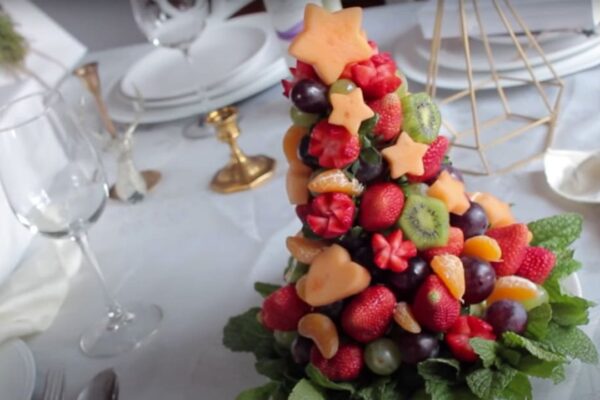 a DIY Christmas Fruit Tree, homemade and freshly served