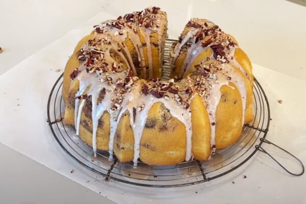 Cinnamon and Pecan Cake, homemade and freshly served