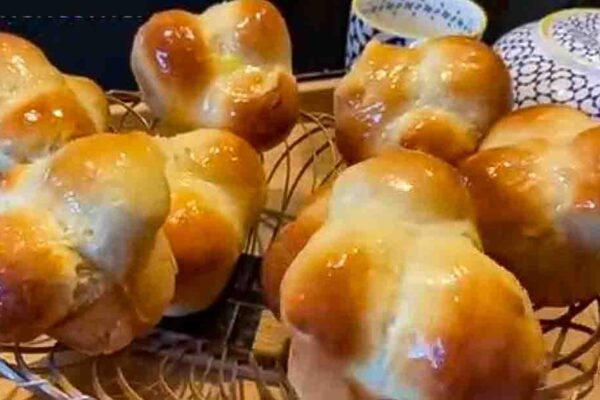 Soft & Fluffy Cloverleaf Bread, homemade and freshly served