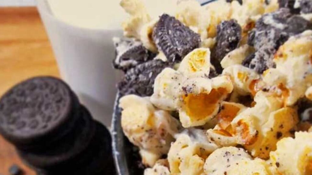 Cookies and Cream Popcorn, homemade and freshly served