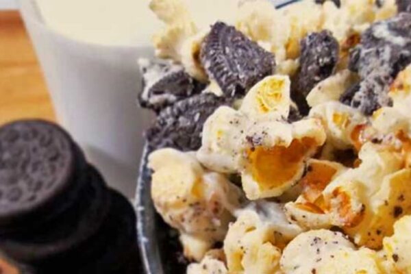 Cookies and Cream Popcorn, homemade and freshly served