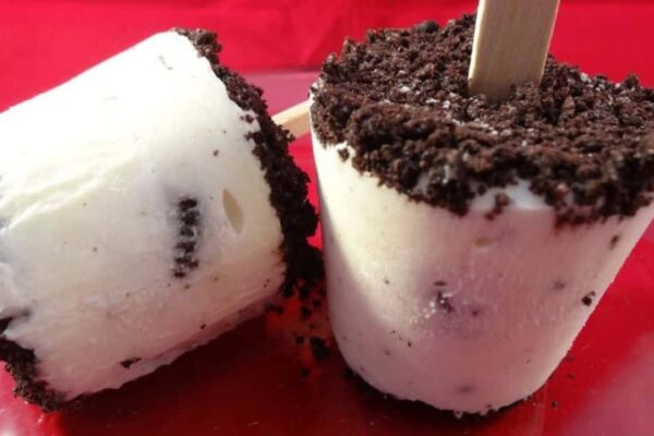 Cookies and Cream Pudding Pops, homemade and freshly served