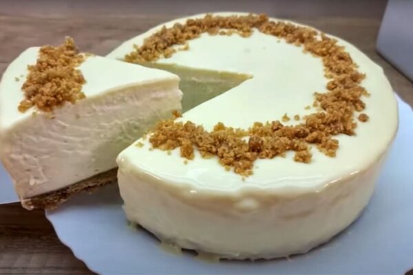 5-Minute Cream Cheese Dessert with No Flour and No Oven, homemade and freshly served