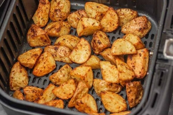 Crispy Air Fryer Potatoes, homemade and freshly served