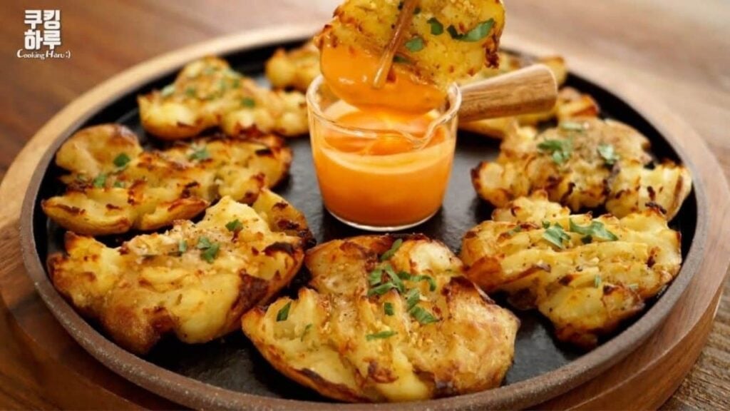 6-Ingredient Crispy Garlic Smashed Potatoes, homemade and freshly served