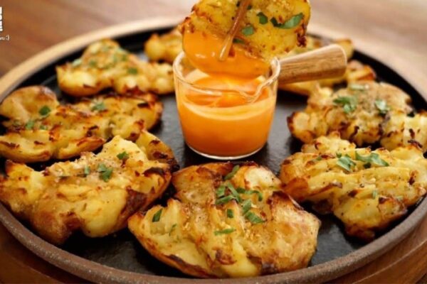6-Ingredient Crispy Garlic Smashed Potatoes, homemade and freshly served
