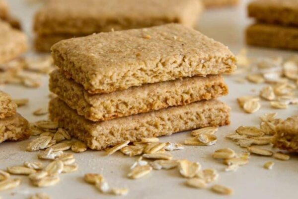 6-Ingredient Crispy Oatmeal Crackers, homemade and freshly served
