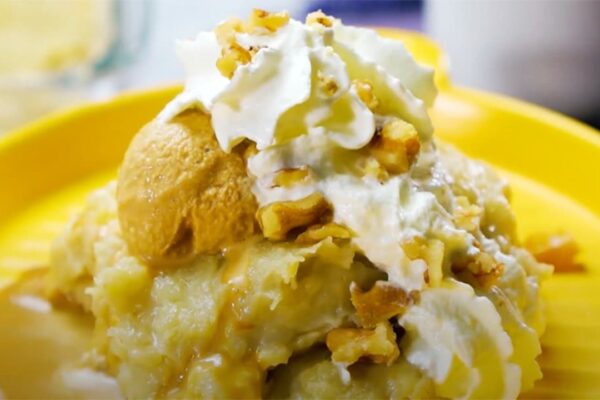 Simple and Easy Crockpot Banana Pudding, homemade and freshly served